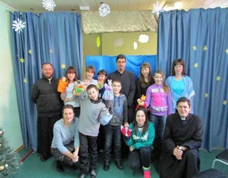 Padres del IVE junto a algunos parroquianos de la comunidad Padres del IVE junto a algunos parroquianos de la comunidad