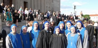 Graduación de las hermanas Maria del Fiat y Marie Notre Dame de Bon Secours en la Universidad Católica de Washington