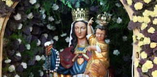 Ella llora por nosotros y llora con nosotros