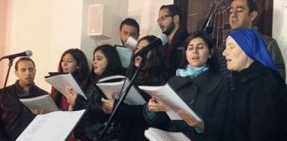 Notas de villancicos mezcladas con lágrimas