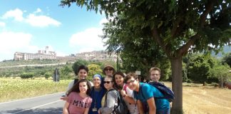 Ochenta jóvenes de la diócesis de Luxemburgo peregrinaron a Asís con Mons. Jean-Claude Hollerich del 17 al 31 de Julio de 2015. Youth Pilgrimage with two sisters of the Servants of the Lord and the Virgin of Matará (SSVM - IVE) in Assisi