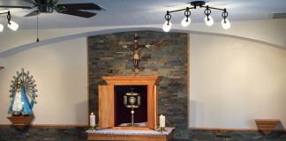 UNA CUSTODIA MÁS EN WAUCHULA El P. Fabio Schilereff, misionero del Instituto del Verbo Encarnado IVE en Estados Unidos, cuenta sobre el inicio de una nueva capilla de adoración eucarística en la parroquia San Miguel Arcángel en Wauchula, Florida
