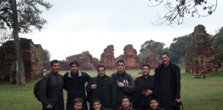 Viaje formativo y visita del Papa Los seminaristas del Instituto del Verbo Encarnado participaron de la visita del Papa Francisco a paraguay. Conocieron también las reducciones jesuitas y los restos de San Roque González