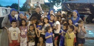 Ayudando a los damnificados en Ecuador