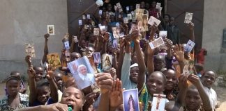 80 niños en uno de los seis campamentos – Tanzania