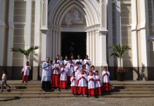 MISA CON MONS. SEVILHA JUNTO A LOS MONAGUILLOS Y CEREMONIEROS – PQUIA. SAN JOSÉ DE ANCHIETA (BRASIL)