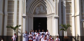 MISA CON MONS. SEVILHA JUNTO A LOS MONAGUILLOS Y CEREMONIEROS – PQUIA. SAN JOSÉ DE ANCHIETA (BRASIL)