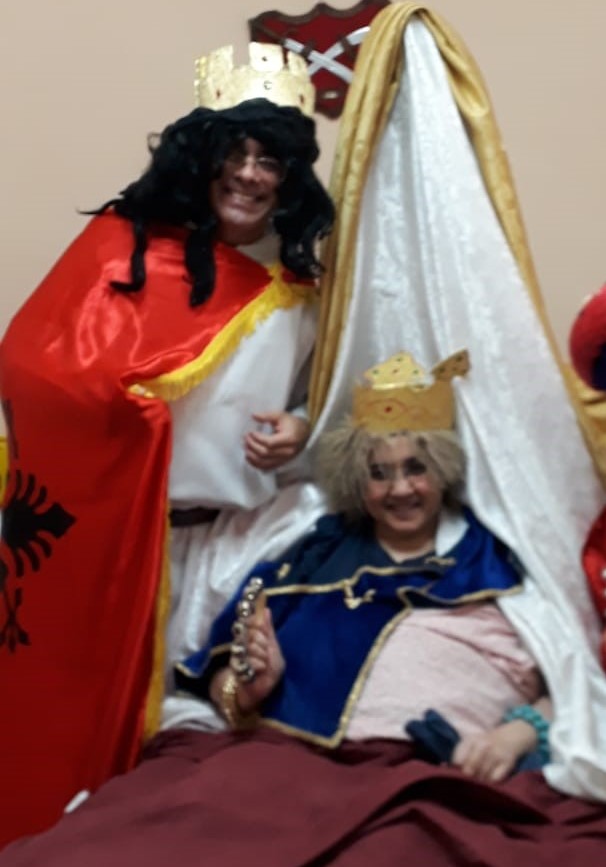 Los tres actores en plena actuación