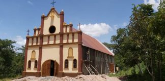 El Sacrificio Eucarístico por primera vez en la nueva Iglesia del noviciado en Tanzania