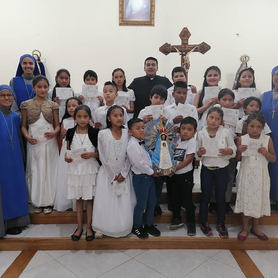 Ecuador - 19 niños se consagraron a la Virgen