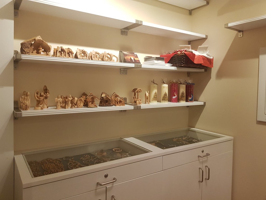 Islandia - Nueva tienda de libros y artículos religiosos en la Parroquia