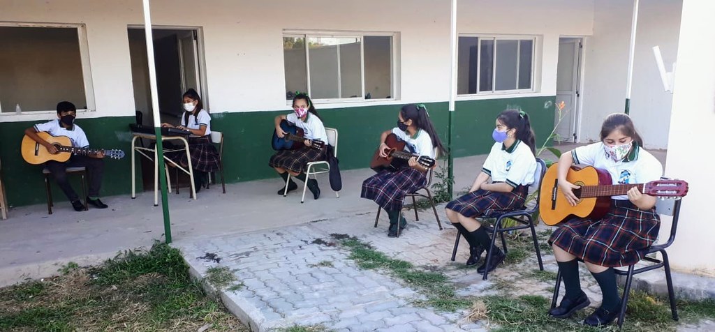 Argentina - Clases de música en el Colegio San Miguel Arcángel en Suncho Corral.