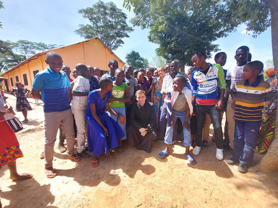 Tanzania - Visita del P. Bernardo a la misión en Tanzania