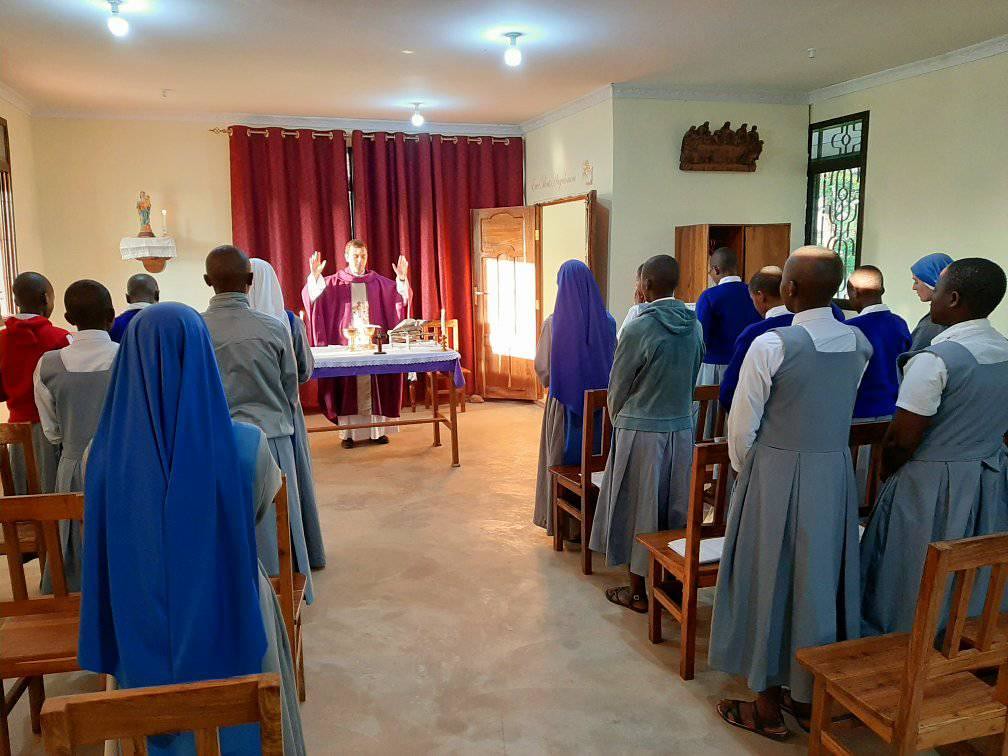 Tanzania - Misa en la casa de formación