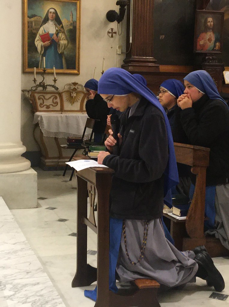 Italia - Ingreso al Monasterio de la Hna. Dove of Simplicity