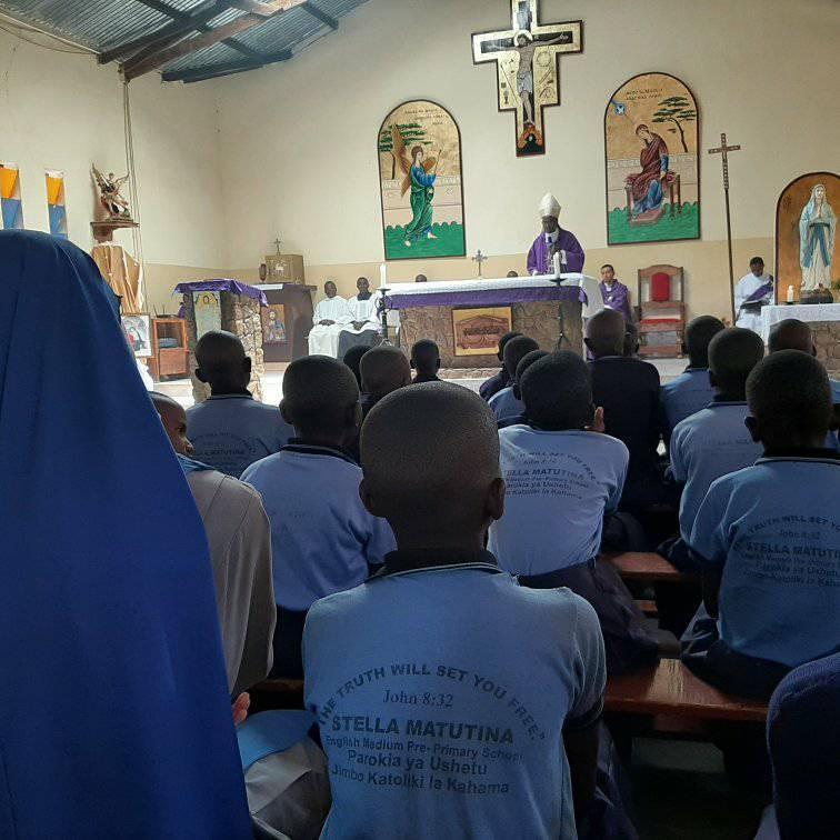 Tanzania - VIsita del Obispo a nuestra escuela