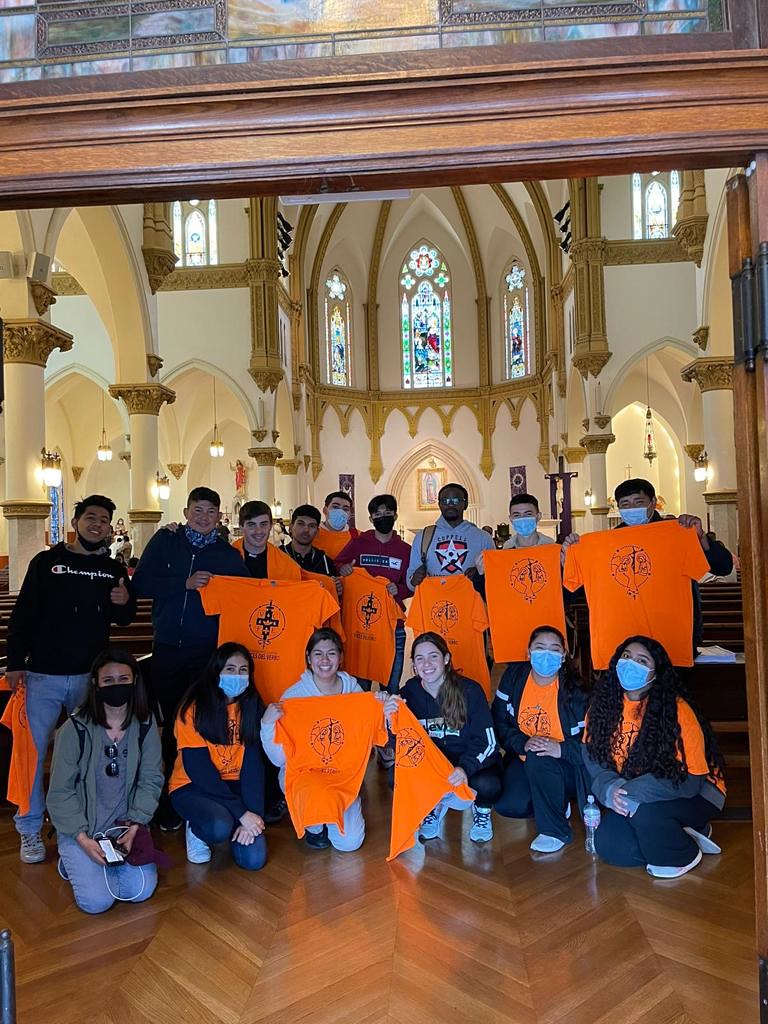 Estados Unidos - Peregrinación a la Catedral con las Voces del Verbo pidiendo por la santificación de los miembros del grupo