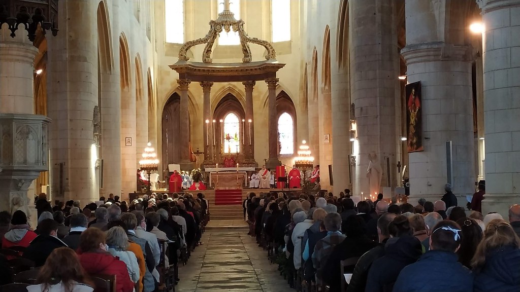Francia - Domingo de Ramos en la Catedral de Saintes