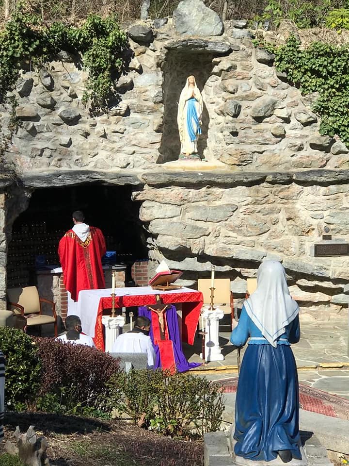 Estados Unidos - Viernes Santo en el Monasterio