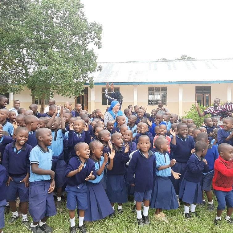 Tanzania - Celebrando el cumpleaños de la Hna. Aurora con los niños de nuestra escuela Stella Matutina.
