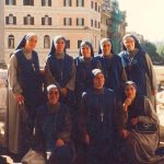 Crónica del traslado de la Casa Generalicia de las Servidoras de Argentina a Italia Primer grupo de Servidoras en Italia en el atrio de la Basílica Papal “Santa María la Mayor”