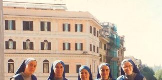 Crónica del traslado de la Casa Generalicia de las Servidoras de Argentina a Italia Primer grupo de Servidoras en Italia en el atrio de la Basílica Papal “Santa María la Mayor”