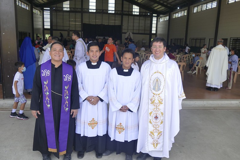 Filipinas - Consagración a la Virgen de dos novicios