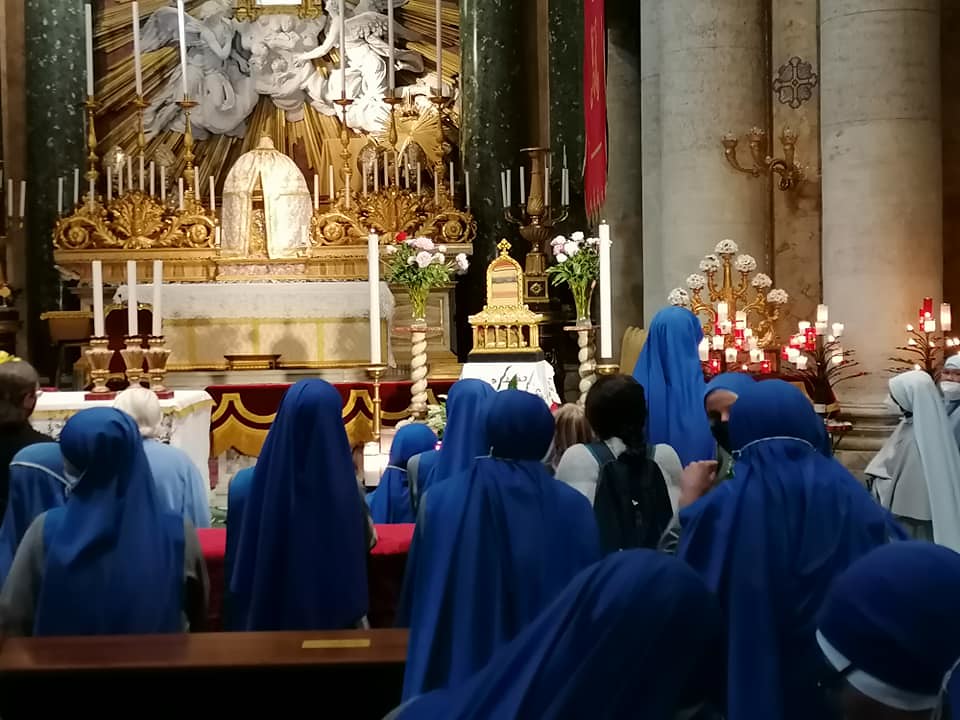 Italia - Peregrinación de las estudiantes a las reliquias del manto de San José y el velo de la Virgen