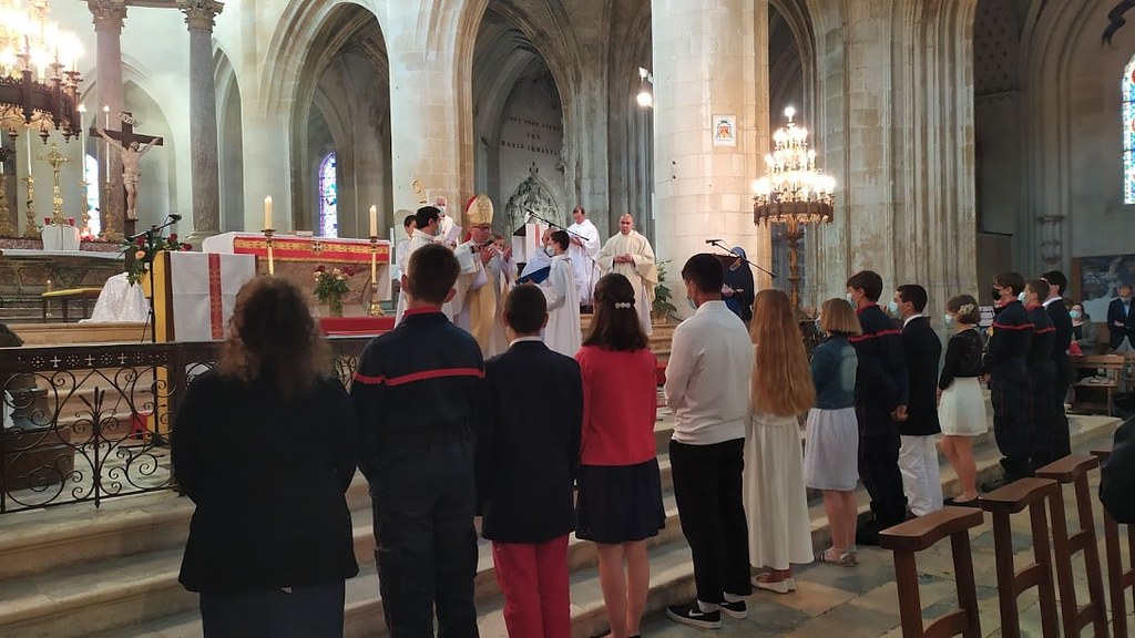 Francia - Confirmaciones en la Catedral de Saintes