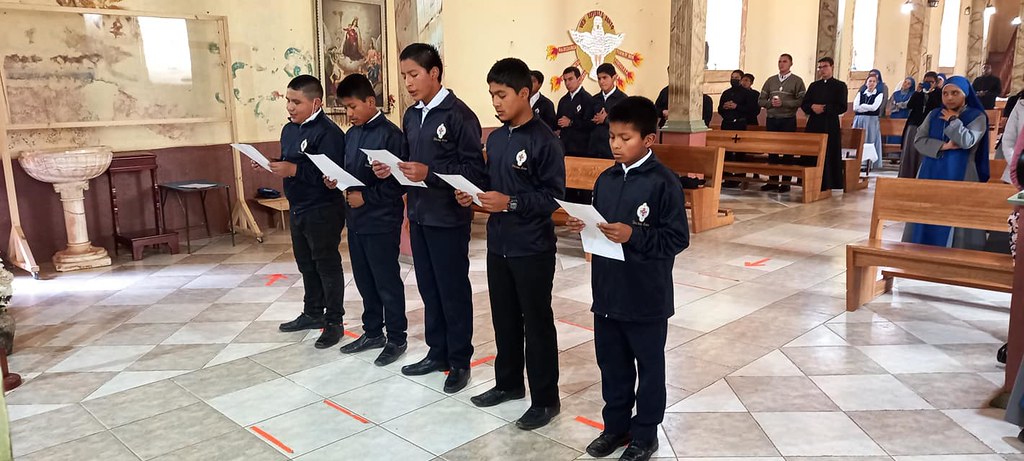 Ecuador - Consagración a la Virgen de 5 seminaristas menores