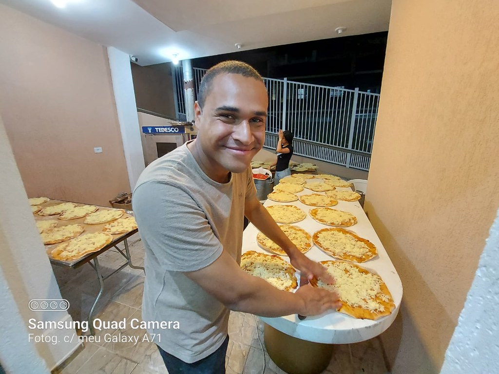 Brasil - Noche de pizzas con las Voces del Verbo en Guacuri
