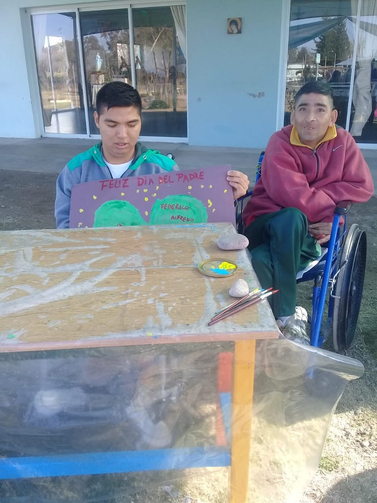 Argentina - Saludo del día del Padre en el Hogar San Martín de Tours