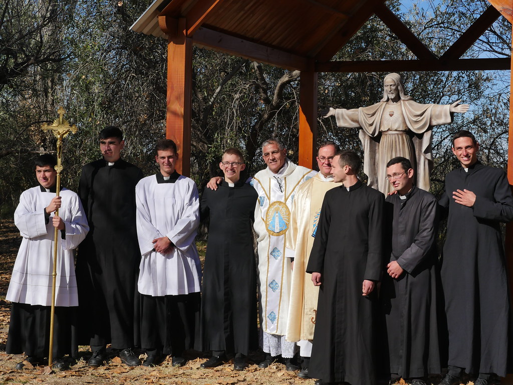 Argentina - Imposición de la sotana de 5 novicios