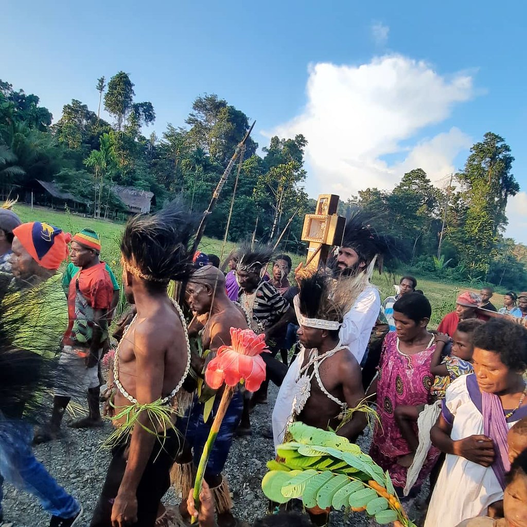 Papúa - Recibiendo la reliquia de la Santa Cruz en Daunda