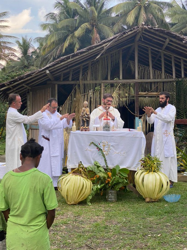 Papúa - Misa en la selva