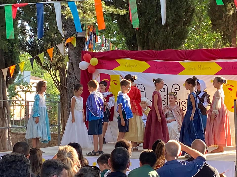 Francia - Presentación de fin de año de los alumnos del colegio