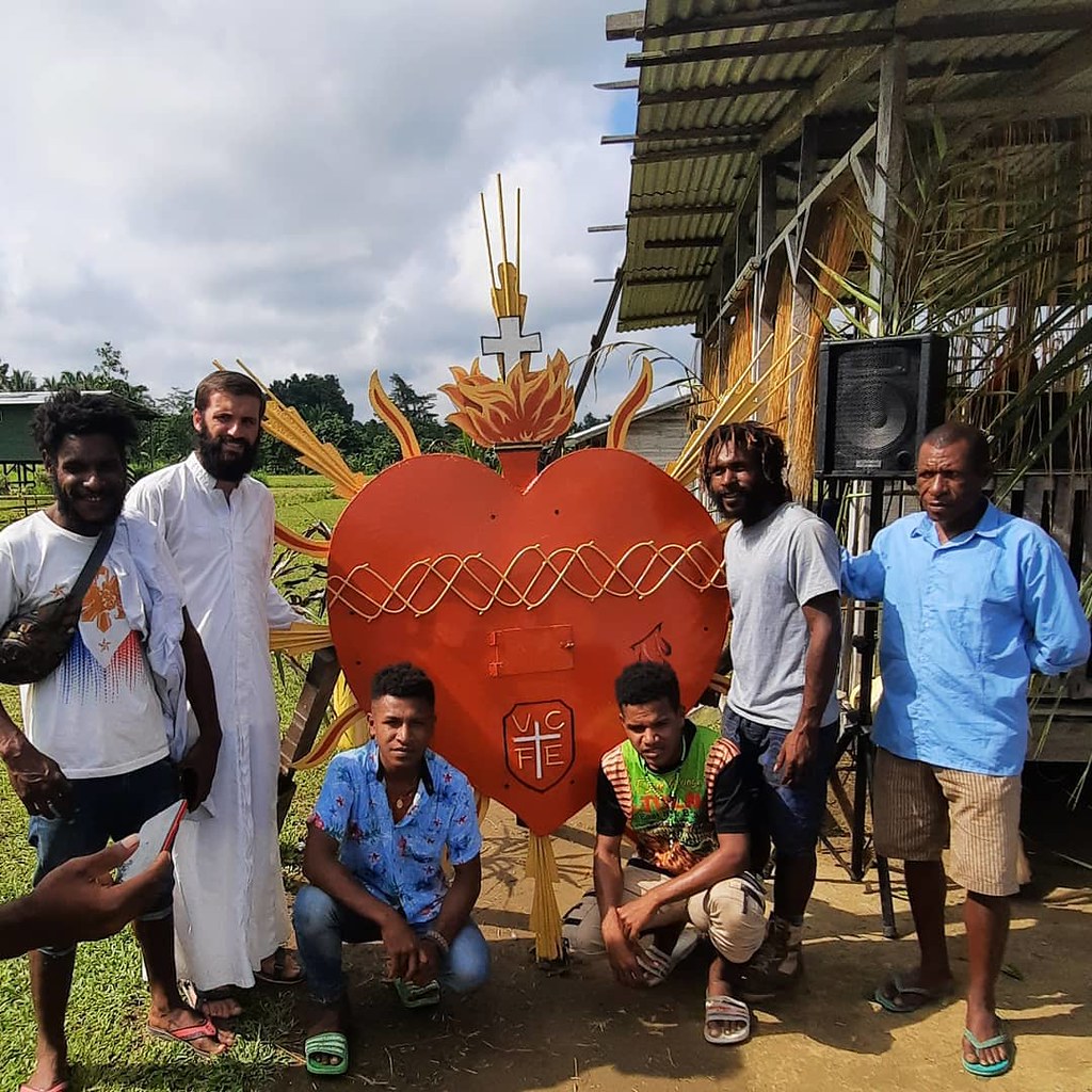 Papúa - Monumento a la Santa Cruz