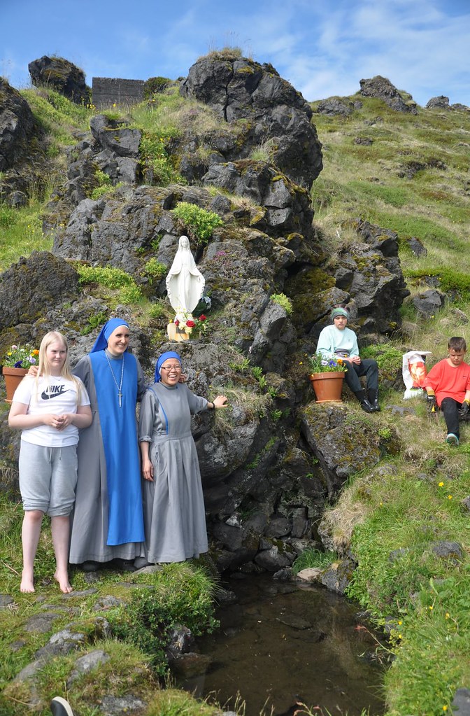 Islandia - Flores para la gruta de la Virgen