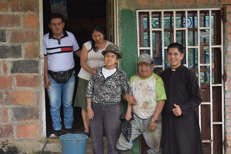 Santa misión en Molleturo Cuenca Ecuador visita de casas
