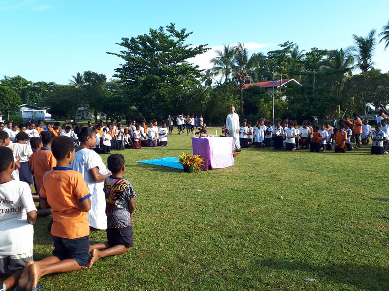 Papua - Adoracion de Las reliquias de la Santa Cruz en el colegio