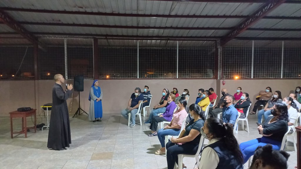 Ecuador - Primera Escuela para Padres en la Unidad Educativa San Pio de Pietrelcina