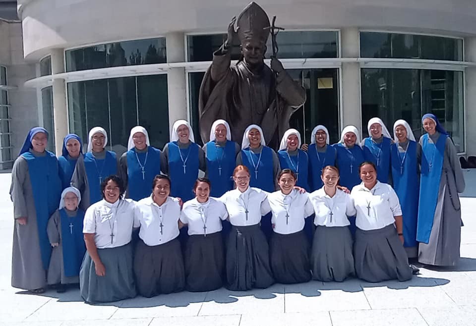 Estados Unidos - Las novicias peregrinaron al Santuario de San Juan Pablo II en DC