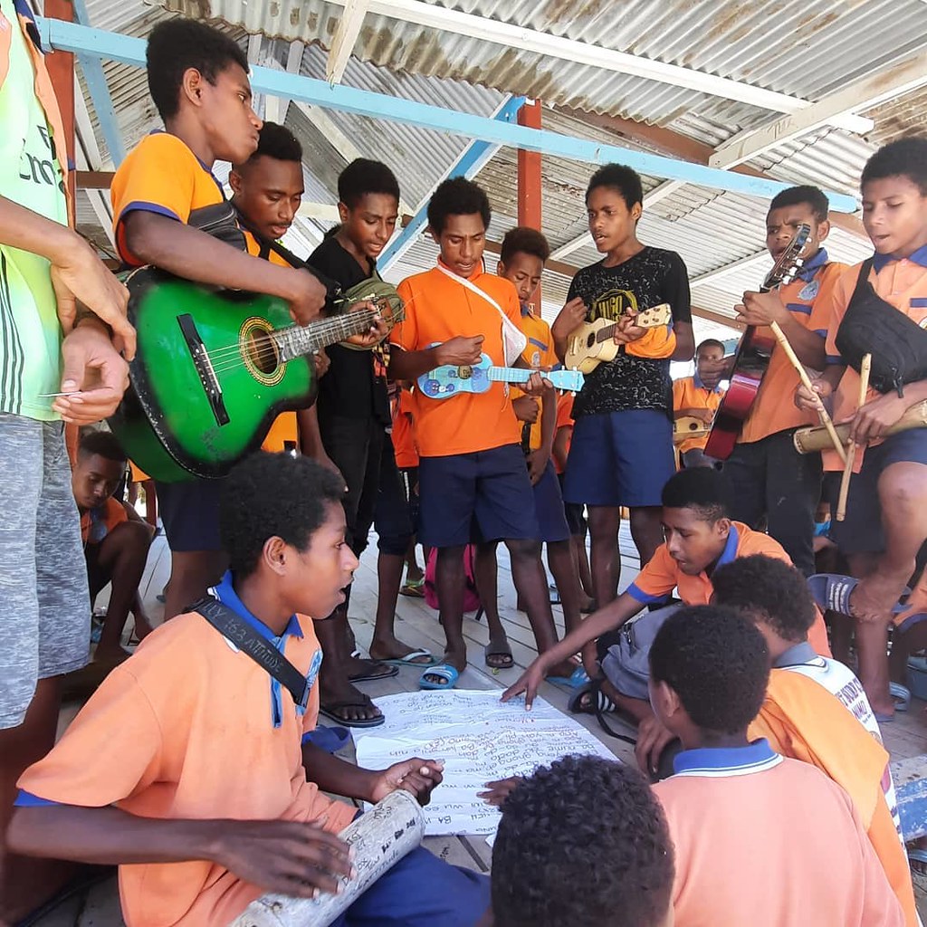 Papúa Nueva Guinea - Escolares preparando para la Semana de la Educación