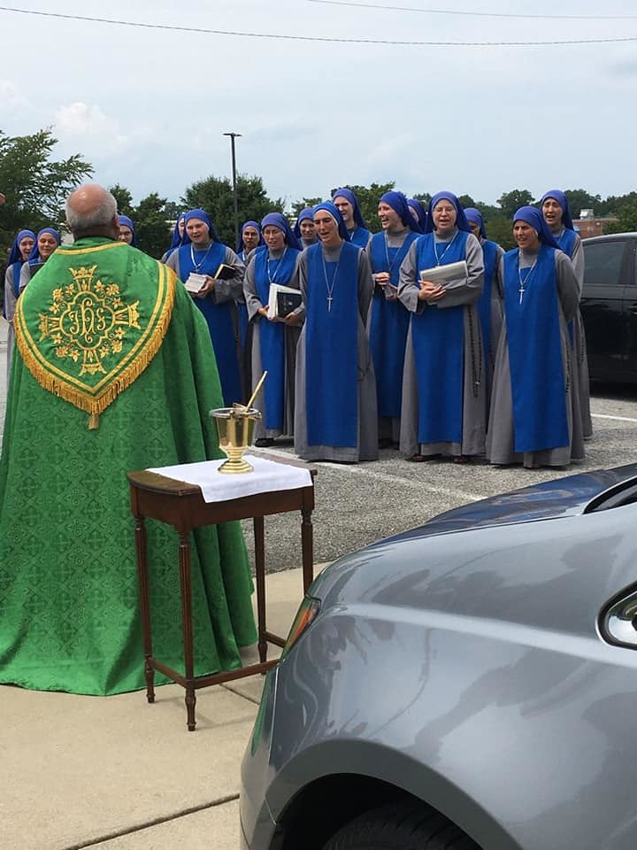 Estados Unidos - Bendición del nuevo auto para el Estudiantado
