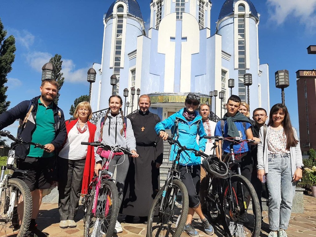 Ucrania - Paseo en bicicleta de la parroquia