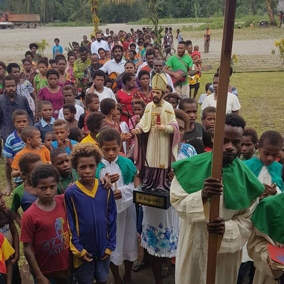 Papúa Nueva Guinea - Bendición de la nueva estatua de San Agustín