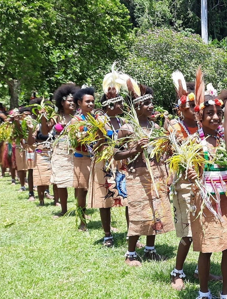 Papúa Nueva Guinea - Escolares con ropa tradicional