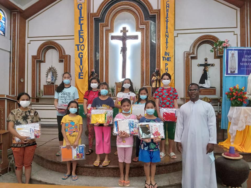 Filipinas - Útiles escolares para los becarios de la Parroquia Our Lady of Luján