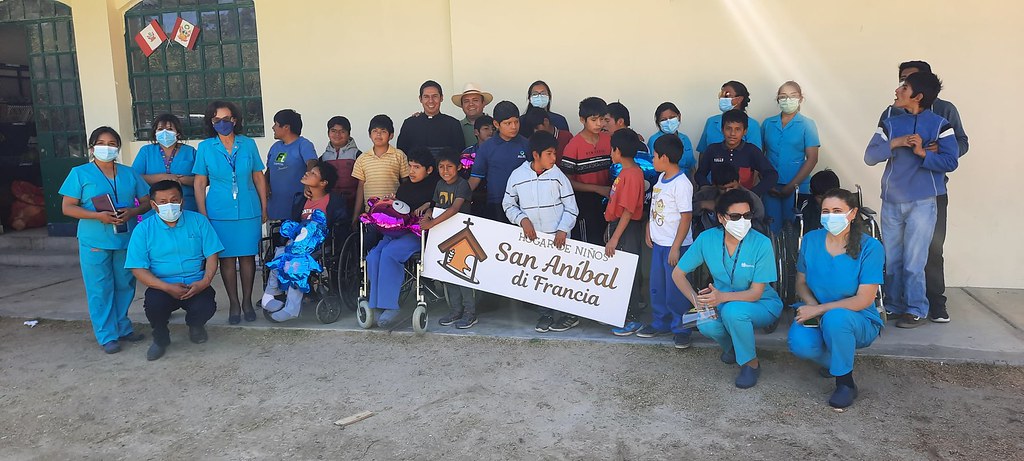 Perú - Visita del Departamento de Enfermeras del Hospital al Hogar San Anibal di Francia