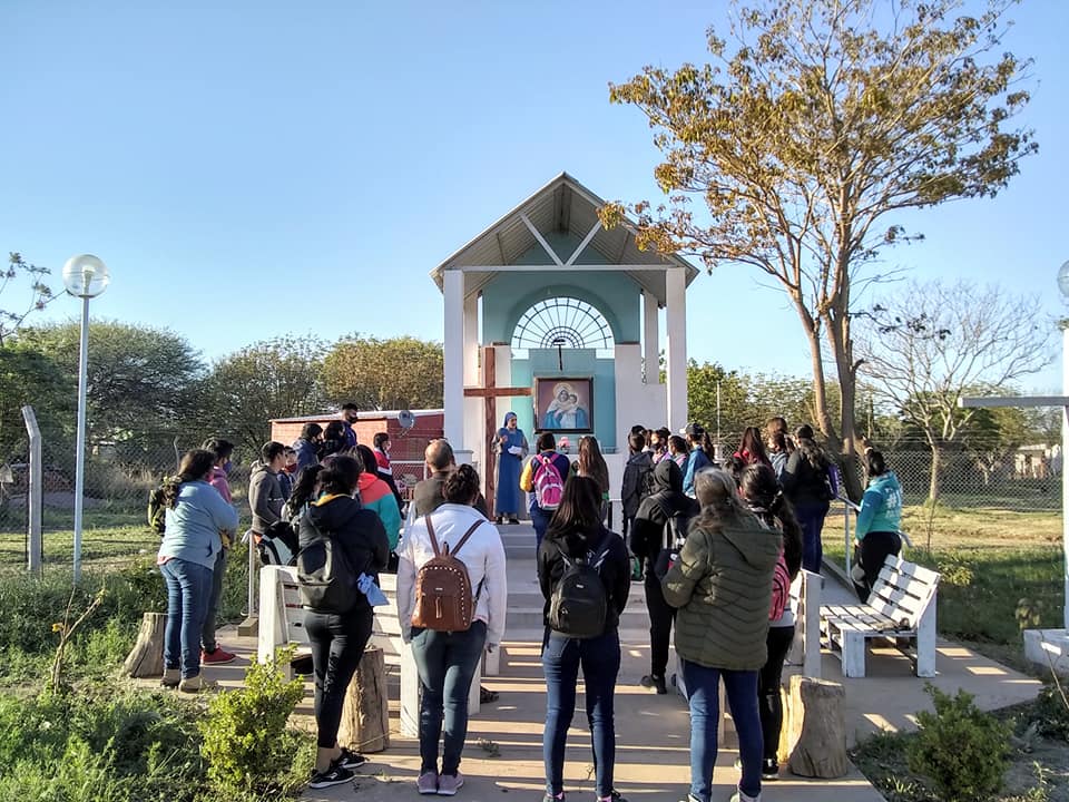 Argentina - Peregrinación de 21 km de los jóvenes a la Virgen de la Merced en el lote 5